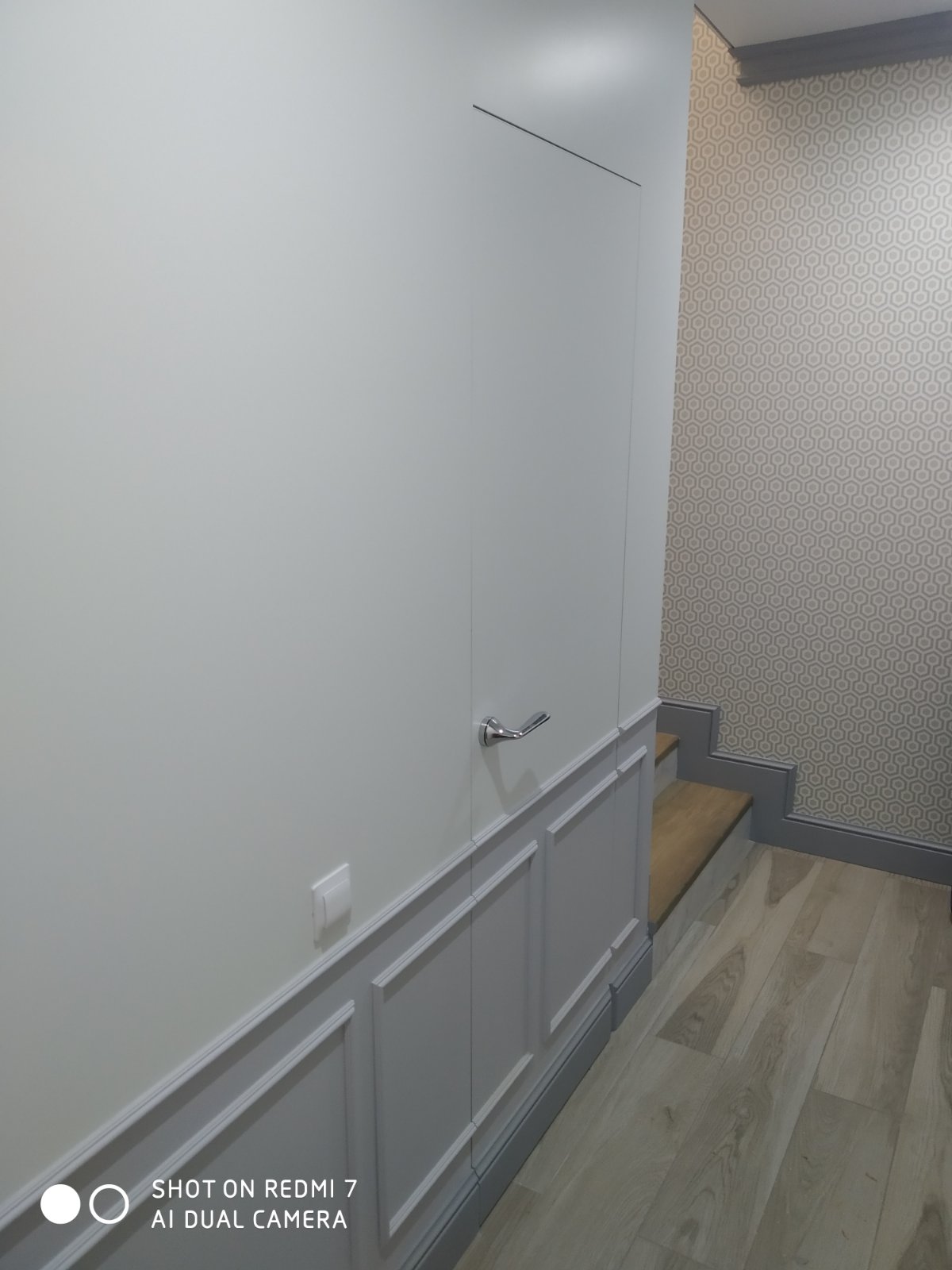 Скрытая дверь невидимка под покраску в интерьере коридора