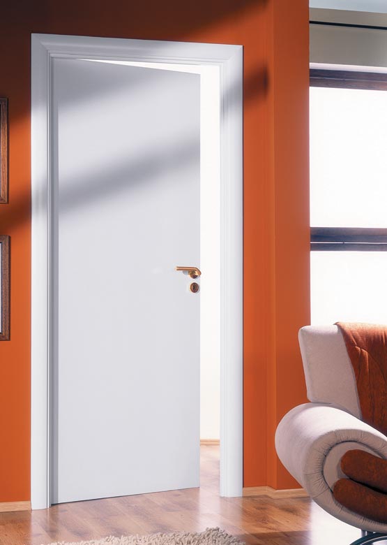 Фото белая ламинированная дверь в интерьере квартиры