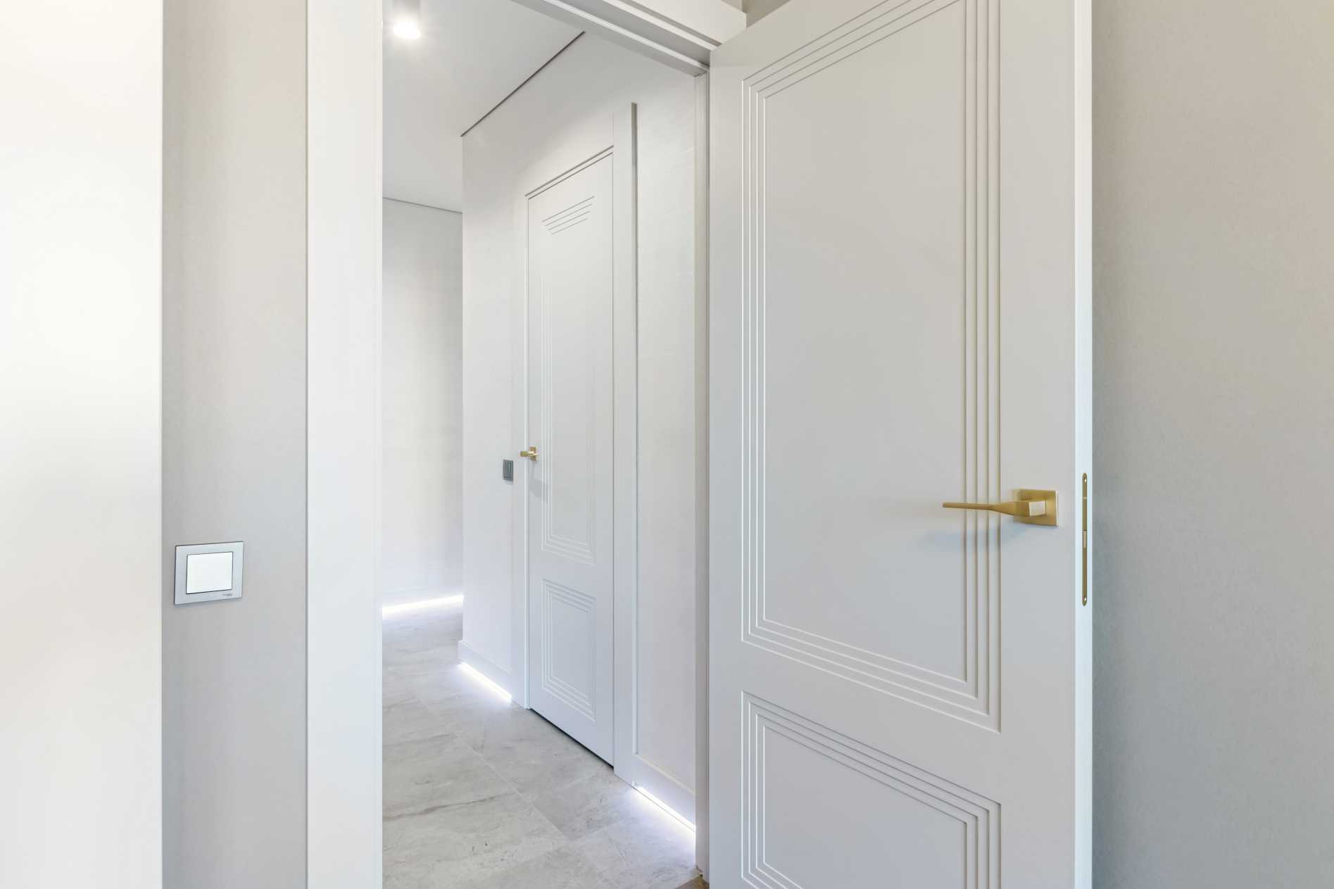 Белая классическая межкомнатная дверь 