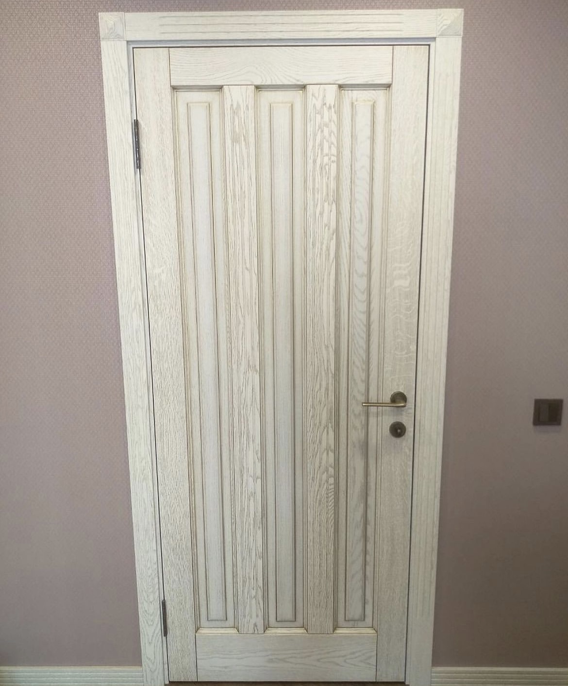 Белая глухая филенчатая дверь из массива дуба