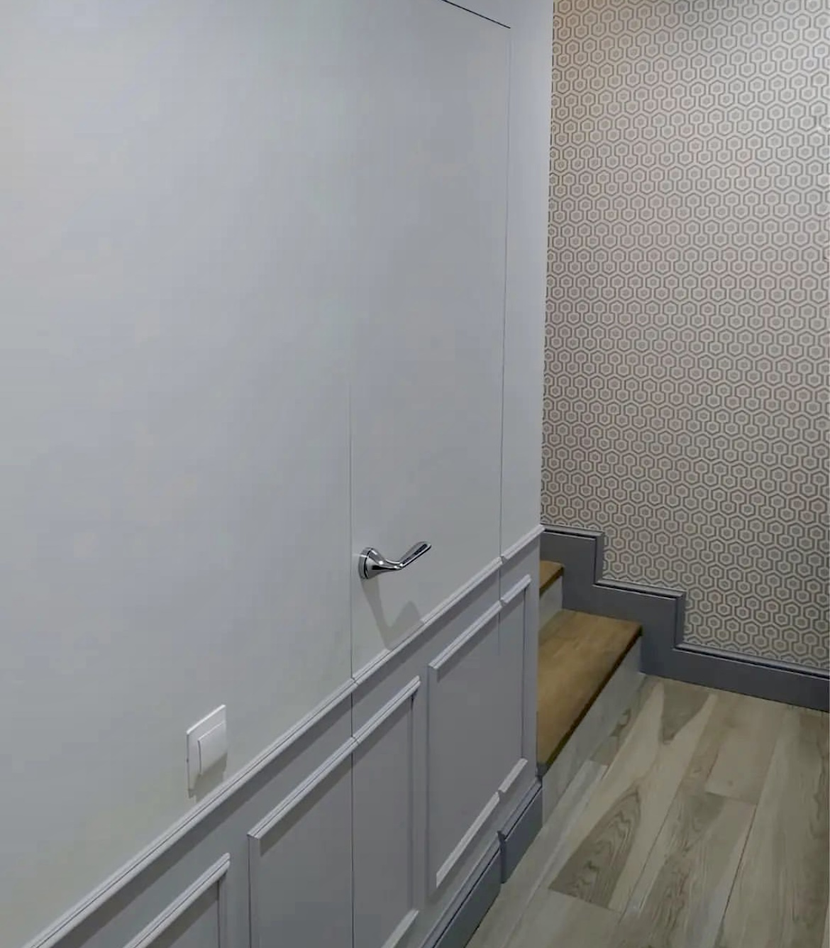 Скрытая грунтованная дверь под покраску невидимка в интерьере коридора 
