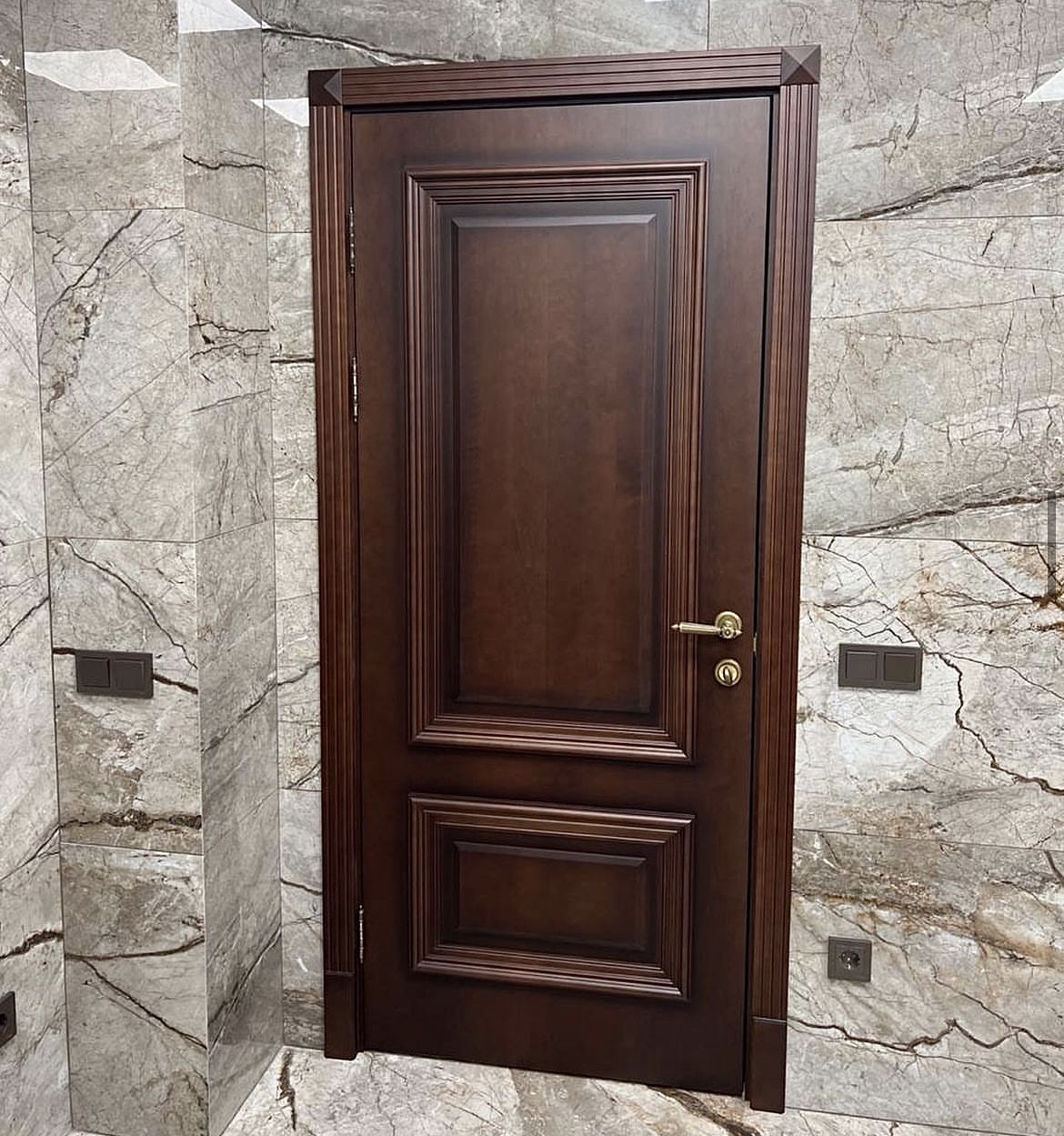 деревянная дверь из массива дуба в классическом глухом виде