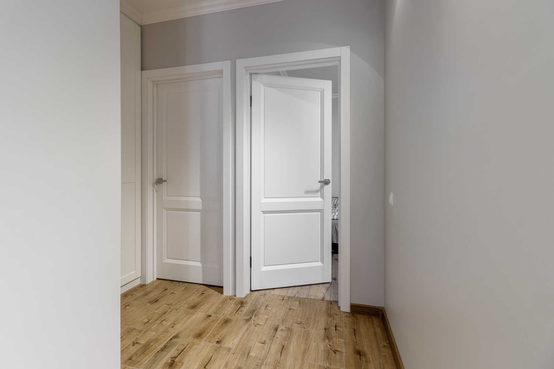 Белая эмалированная дверь межкомнатная в интерьере коридора