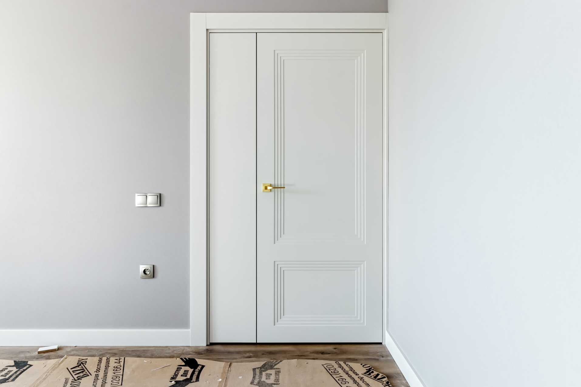 Белая глухая дверь с покрытием эмаль производства ПОКОШ