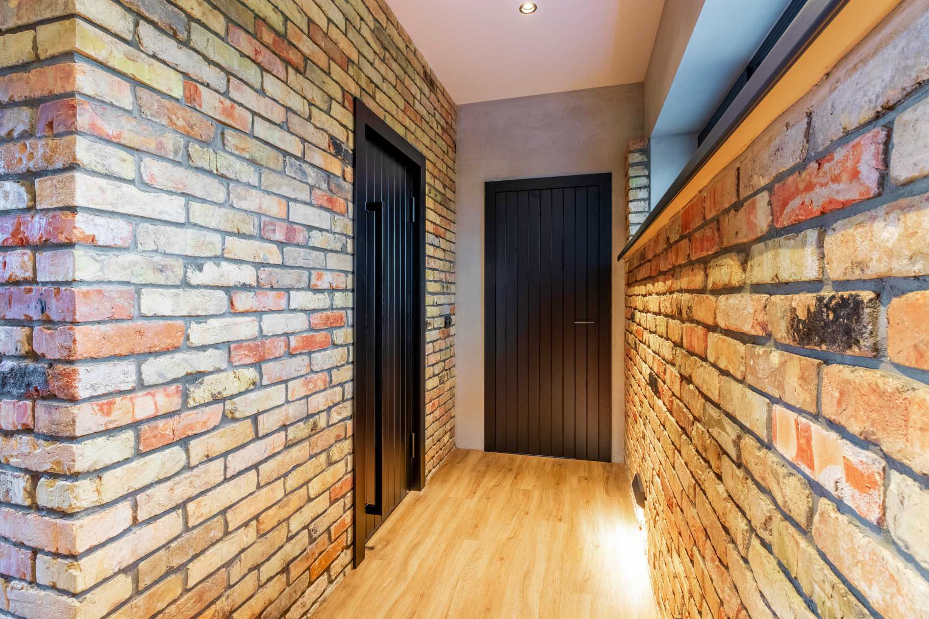 Черная межкомнатная дверь в интерьере коридора 